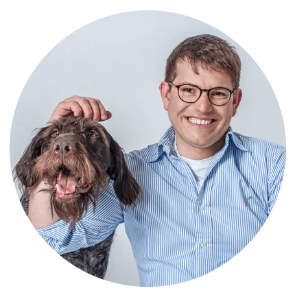 Vet Philipp Schledorn smiling with his dog